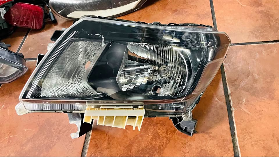 Nissan Navara headlight 2017/21 - Private Seller Nissan Navara headlight 2017/21 - Private Seller