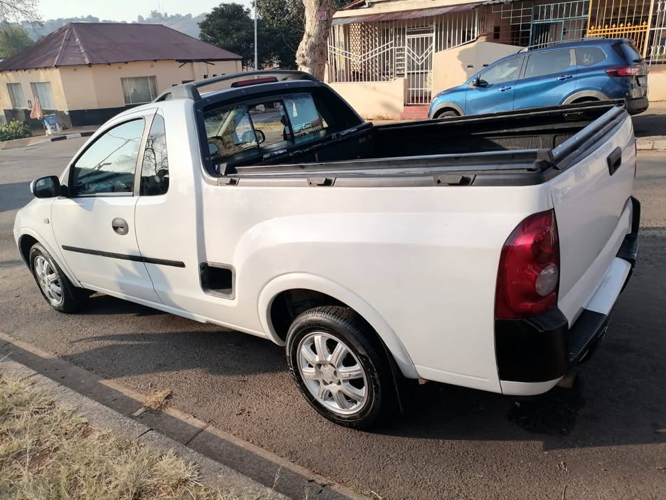 2011 CHEVROLET BAKKIE 1.7 DIESEL MANUAL TRANSMISSION IN EXCELLENT CONDITION