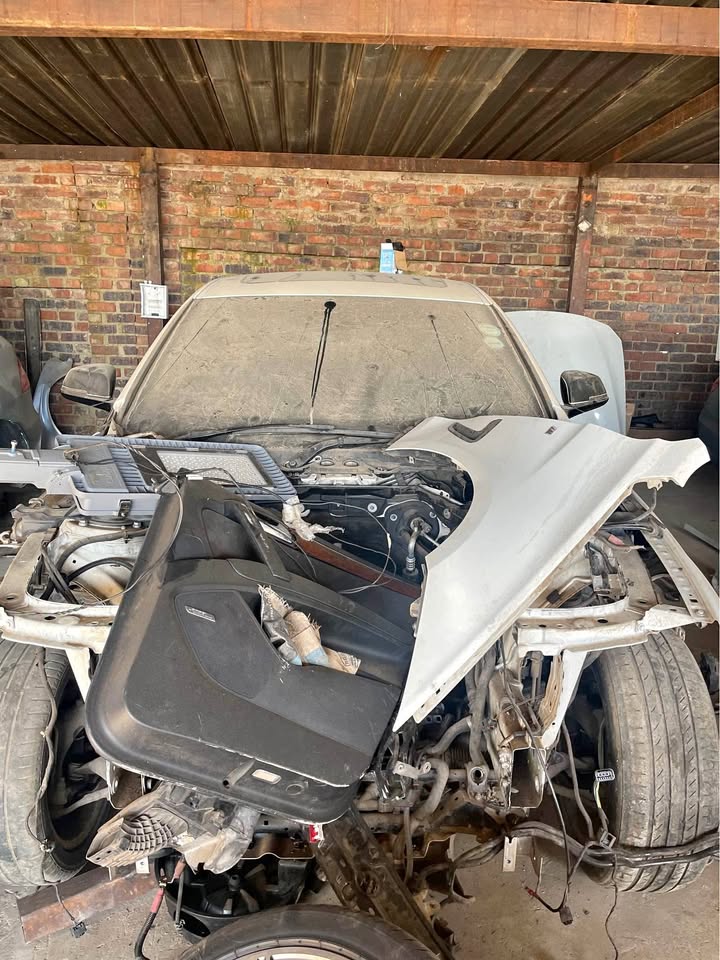 BMW 320i GT  stripping for parts