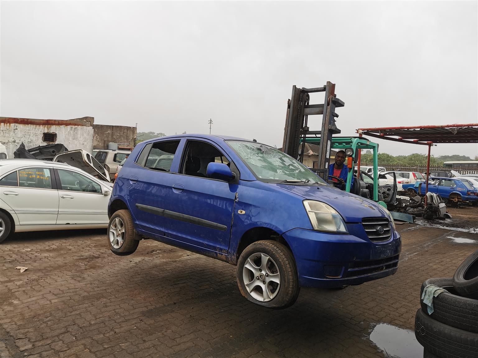 Stripping 1995 Isuzu KB200 for spare parts.