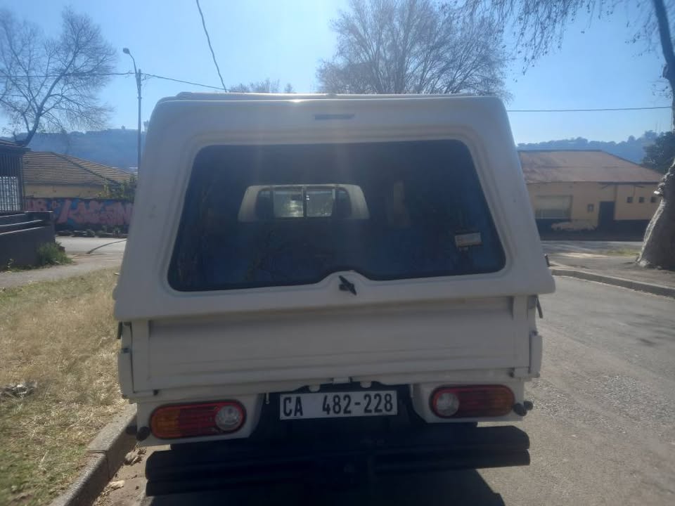 2008 Hyundai H100 2.6 Diesel, Manual, White, 87000kms With Canopy.