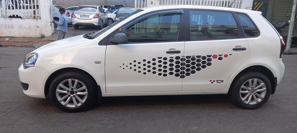 2014 VW POLO VIVO 1.6 TRENDLINE. MANUAL.. WHITE COLOUR..75000KM.. ACCIDENT FREE