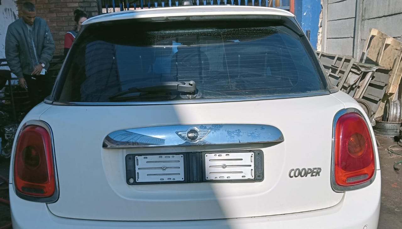 MINI COOPER F55 2015 COMPLETE TAILGATE FOR SALE – GENUINE OEM PART - Private Seller