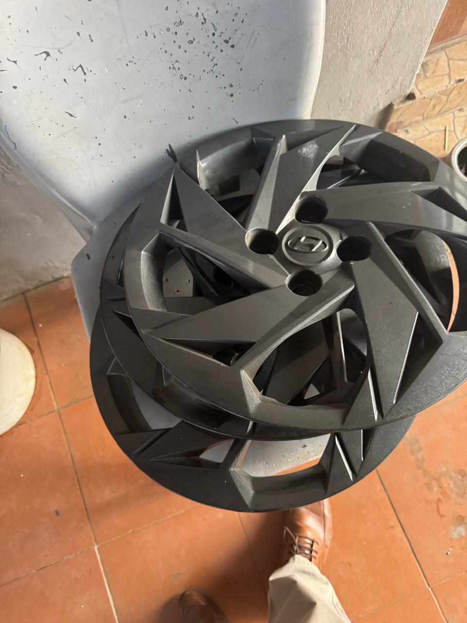 15 inch hyundai rims and wheelcaps for sale - Private Seller