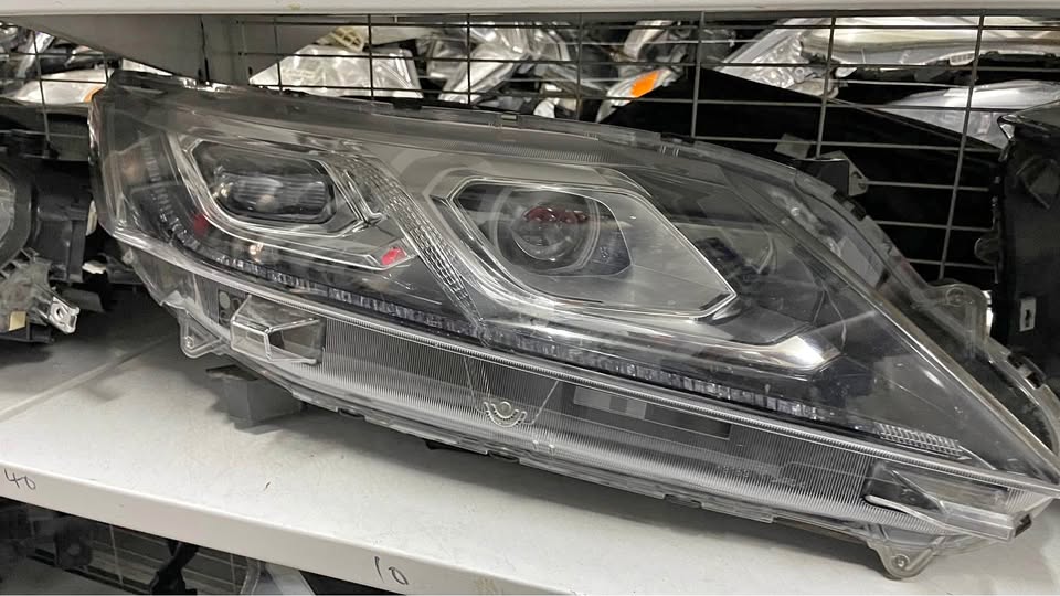 Mitsubishi Eclipse Cross headlight - Private Seller Mitsubishi Eclipse Cross headlight - Private Seller