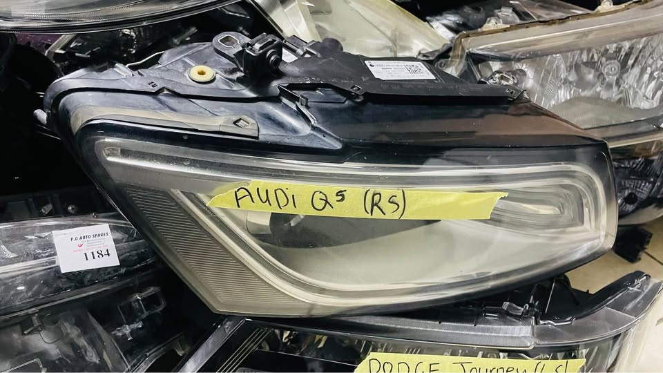Audi Q5 headlight - Private Seller Audi Q5 headlight - Private Seller