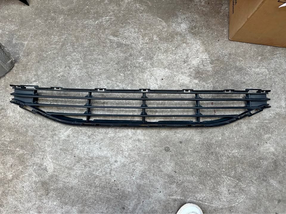 Volvo v40 lower bumper grille - Private Seller Volvo v40 lower bumper grille - Private Seller