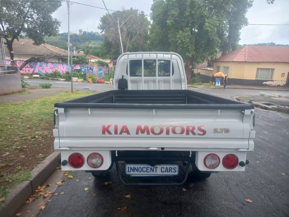 2012 Kia K2700 Bakkie, 2.7 diesel, manual, white color, mileage This bakkie