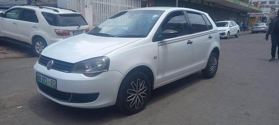 2018 VW POLO VIVO 1.4 PETROL, MANUAL TRANSMISSION, WHITE COLOUR, MILEAGE 72000KM, PRICE R90,000