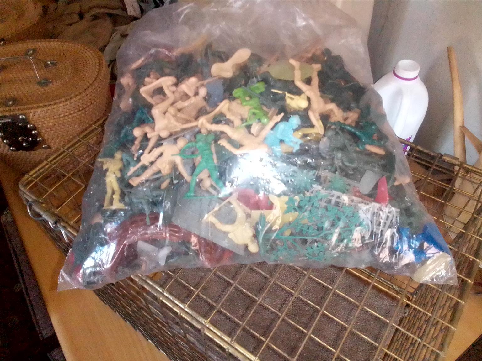 Toy army hummer with+- 300 soldiers | Junk Mail Marketplace