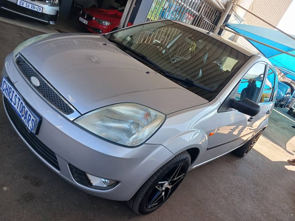 2005 model Ford Fiesta hatchback Manuel Transmission petrol 1.4 engine capacity mileage 75000km