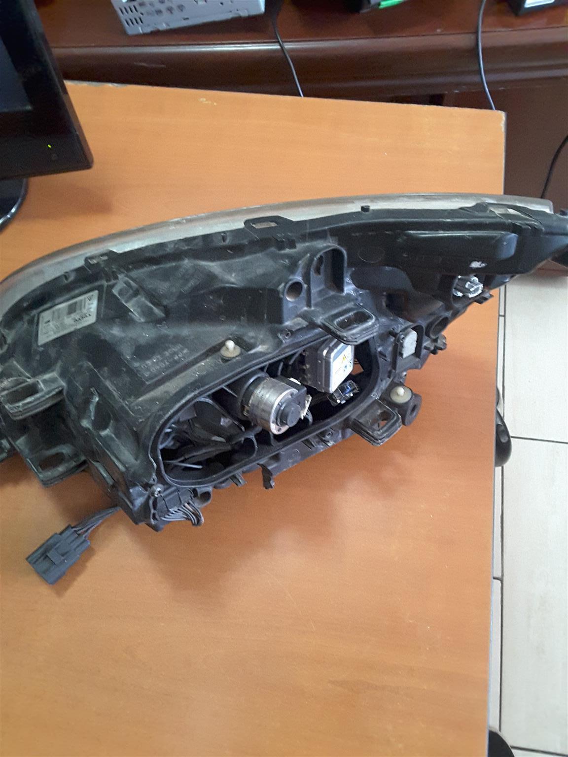 Volvo S60 xenon headlight for sale - Private Seller Volvo S60 xenon headlight for sale - Private Seller