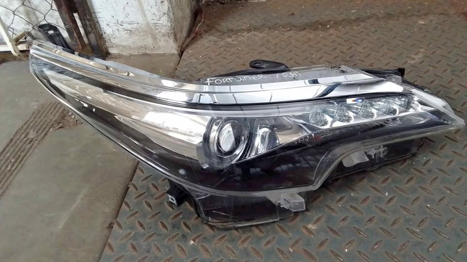TOYOTA FORTUNER HEADLIGHTS - Private Seller TOYOTA FORTUNER HEADLIGHTS - Private Seller