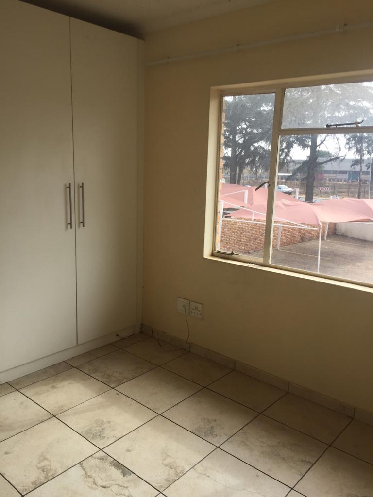 Room to rent sharing a kitchen at Nupen Complex, grand Central, midrand 