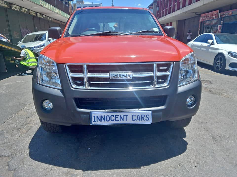 2009 ISUZU KB250 DIESEL D-MAX EXTRACAB BAKKIE RED COLOR, MILEAGE 125000KM SPARE KEY