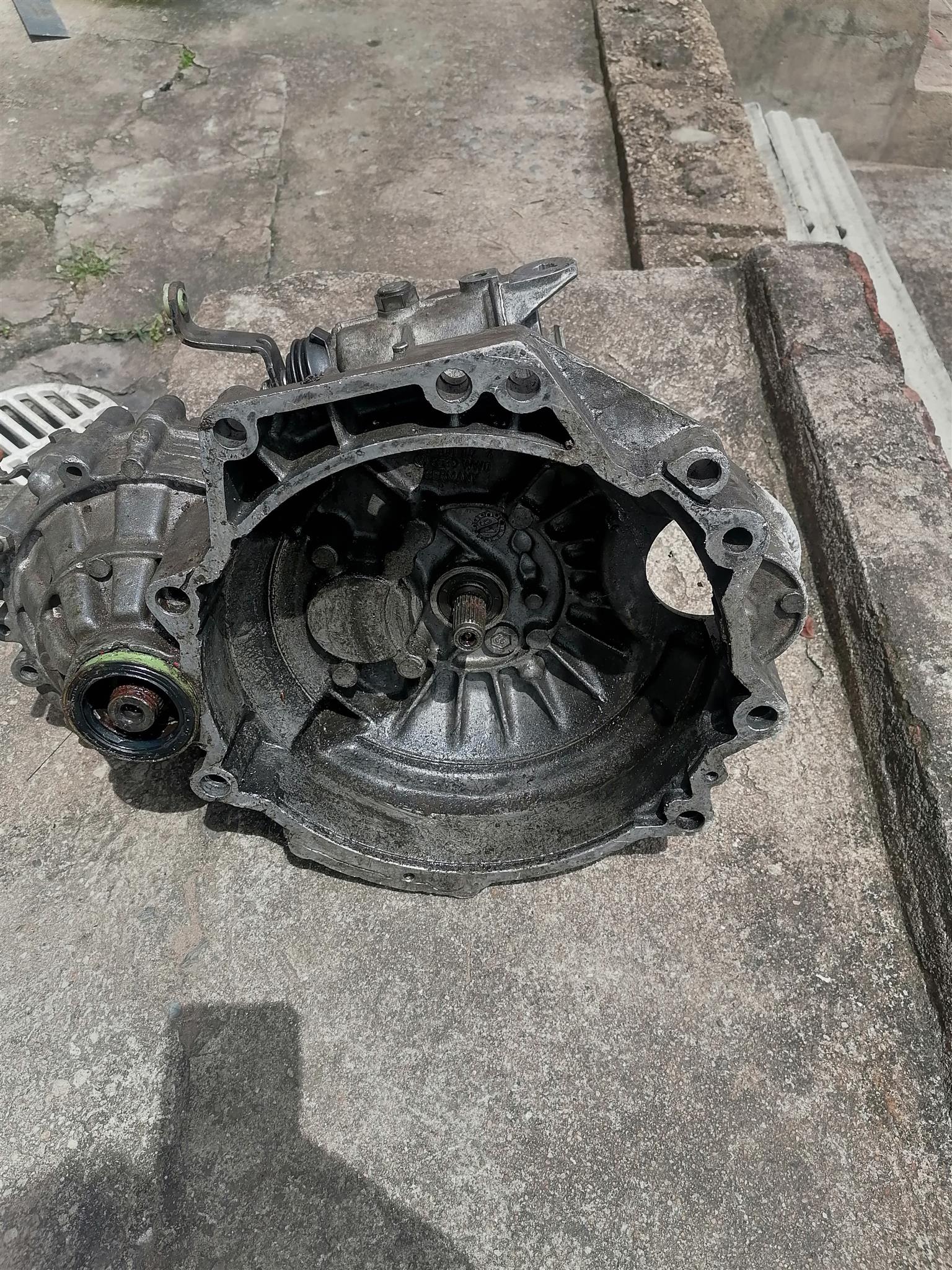 For sale VW 5 speed trick box. In good condition R3500 onco - Private Seller