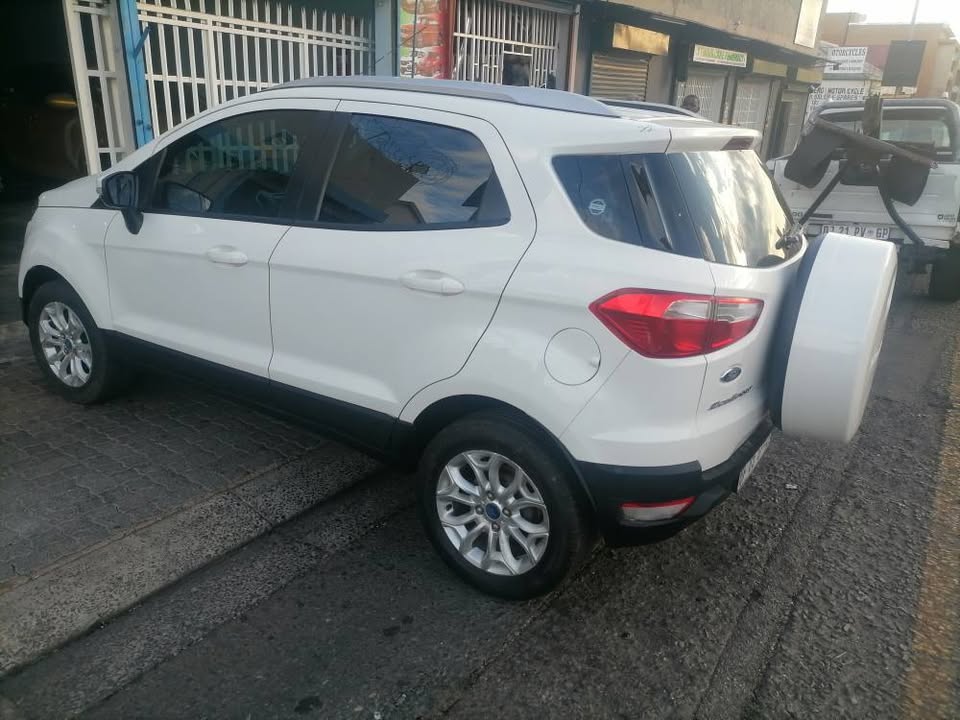 2018 Ford Ecosport 1.5 TDCI Titanium SUV with a leather seat
