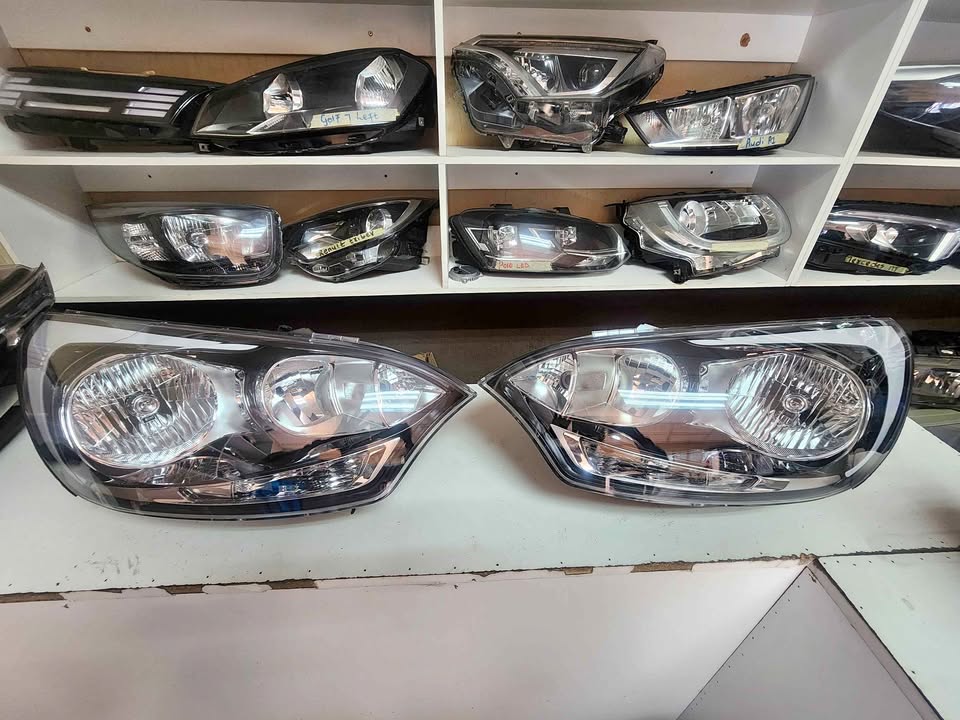 Kia rio headlight super clean - Private Seller Kia rio headlight super clean - Private Seller