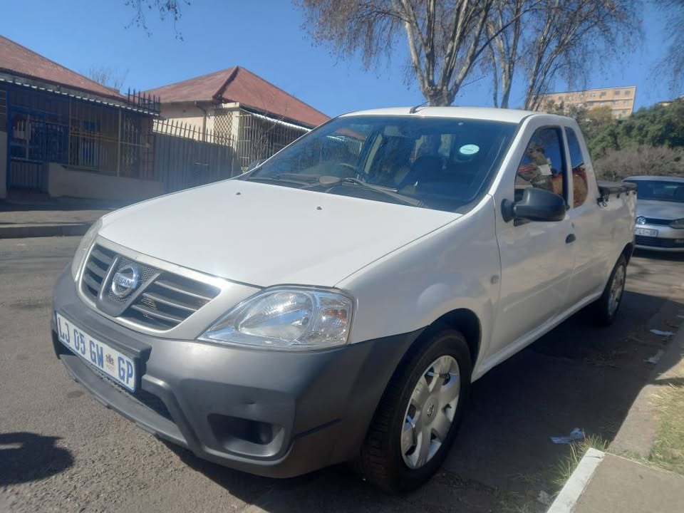 2016 Nissan NP200 Bakkie 1.6 Manual, Petrol, White, Aircon, Spare key, 109000kms