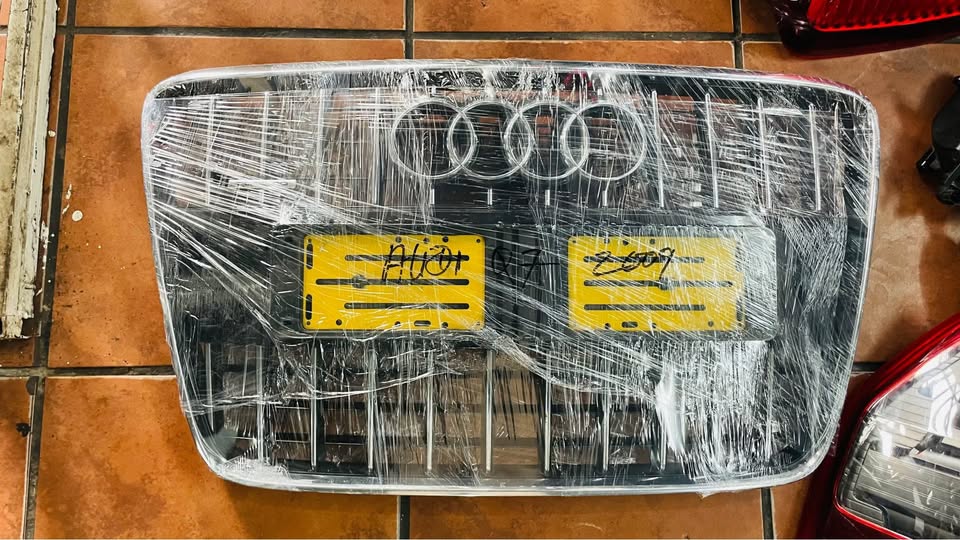 AUDI Q7 grill 2009 - Private Seller AUDI Q7 grill 2009 - Private Seller