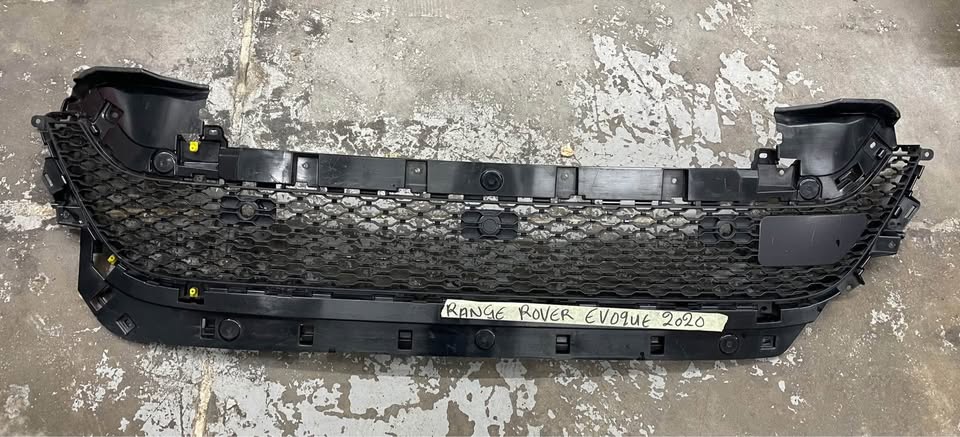 Range Rover Evoque L551 main grill Call or dm - Private Seller Range Rover Evoque L551 main grill Call or dm - Private Seller