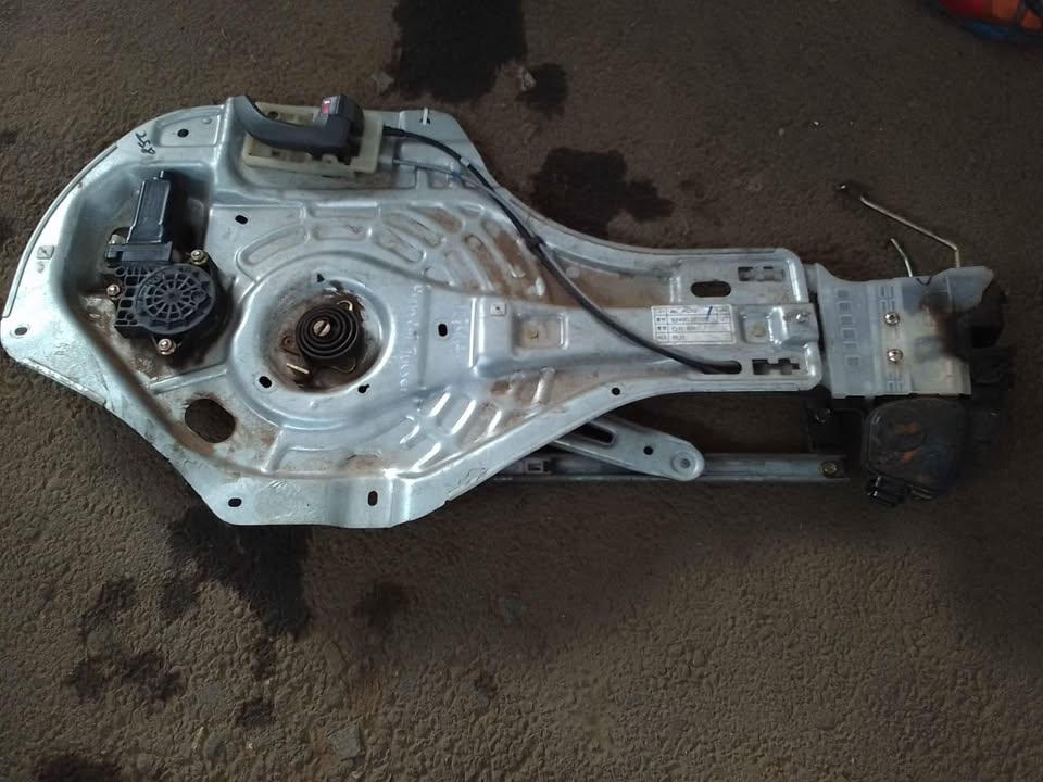 2005 up Hyundai Tucson window mechanism and door lock mechanism right front - Private Seller 2005 up Hyundai Tucson window mechanism and door lock mechanism right front - Private Seller