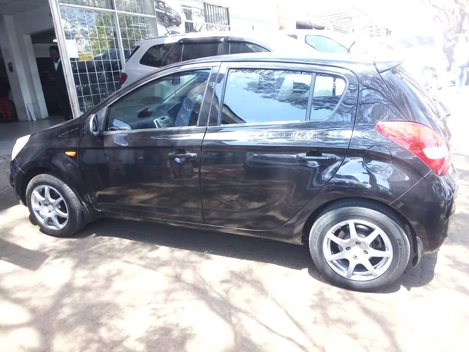 2012 HYUNDAI I20 1.6 MANUAL  BLACK COLOR 102,000KM