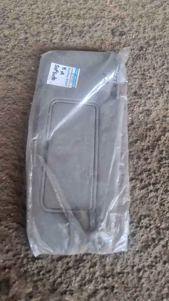 Kia Sorento sunvisor Right - Private Seller Kia Sorento sunvisor Right - Private Seller