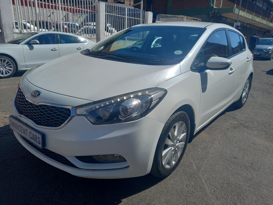 2014 KIA CERATO HATCHBACK 1.6 PETROL, MANUAL, WHITE COLOR, MILEAGE 73000KM