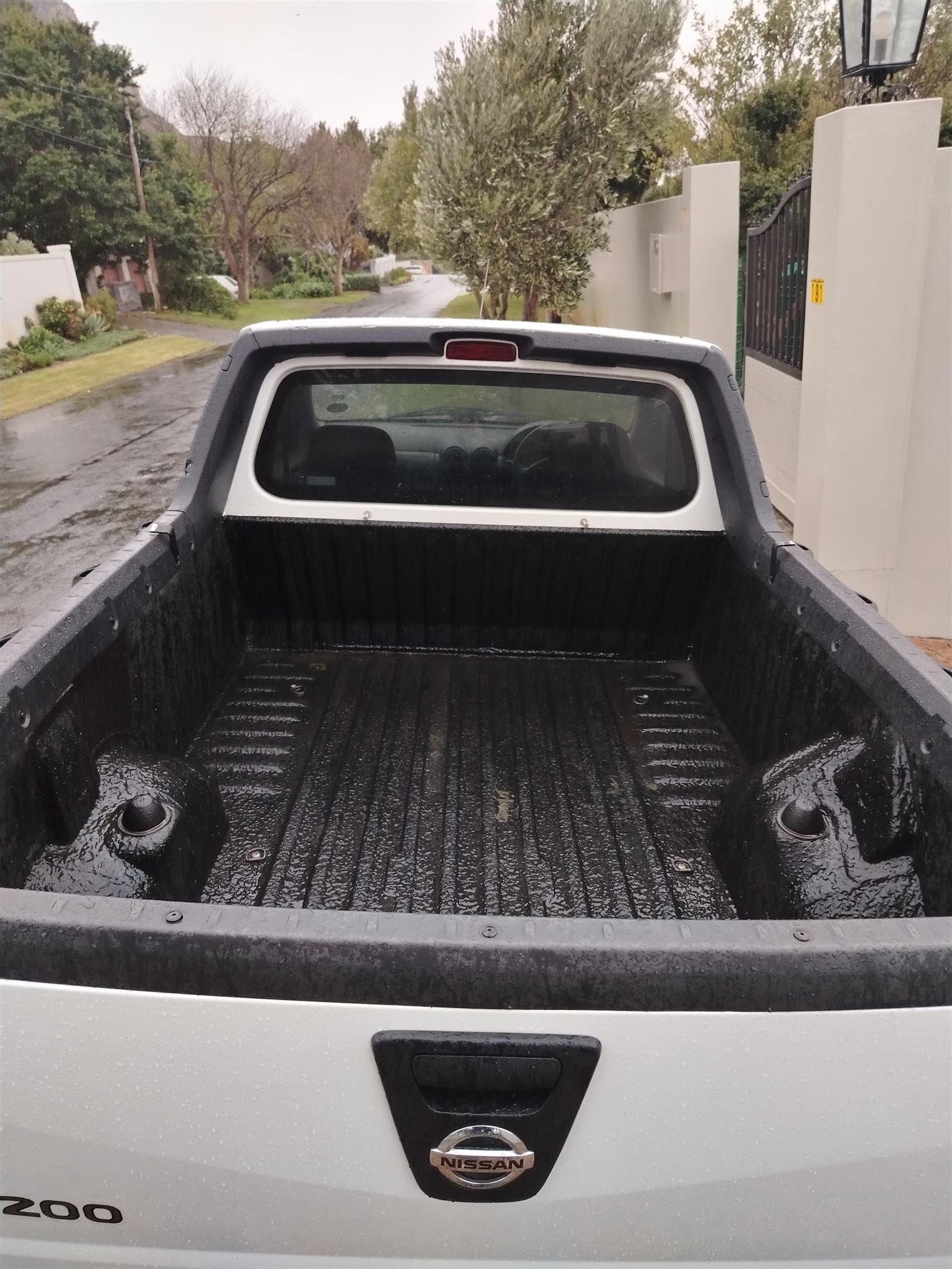 Nissan Np200 bakkie 1.6 safety pack