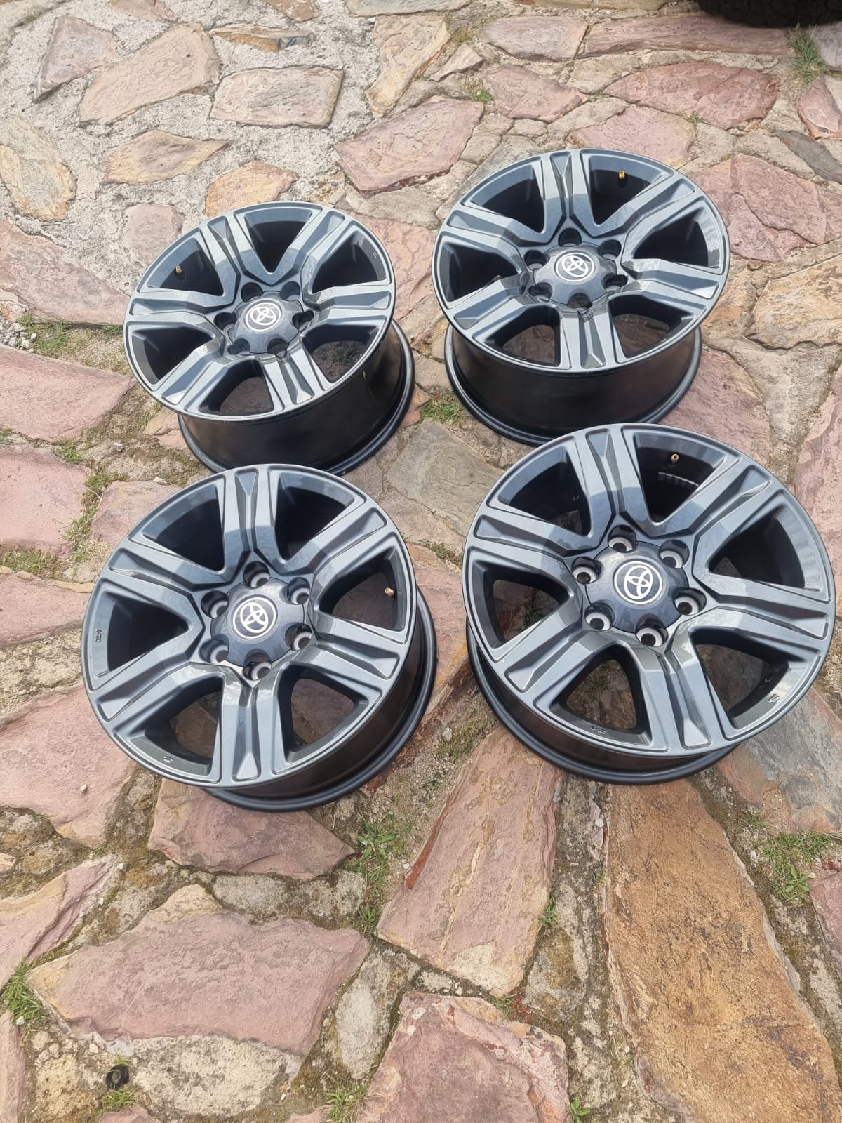 Toyota Hilux/Fortuner 17'' original mags set - Private Seller Toyota Hilux/Fortuner 17'' original mags set - Private Seller