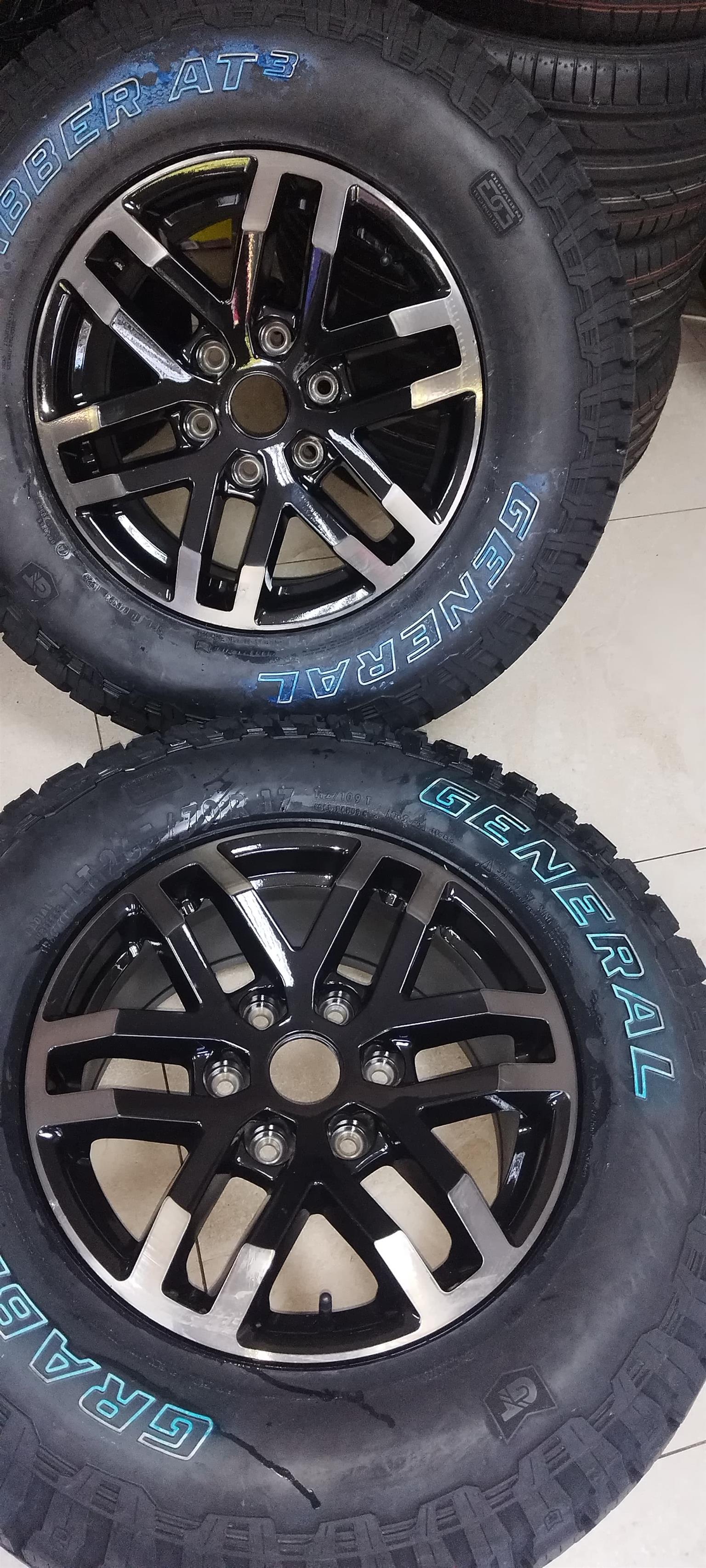 General Graber 265/70 R17 with raptor rim