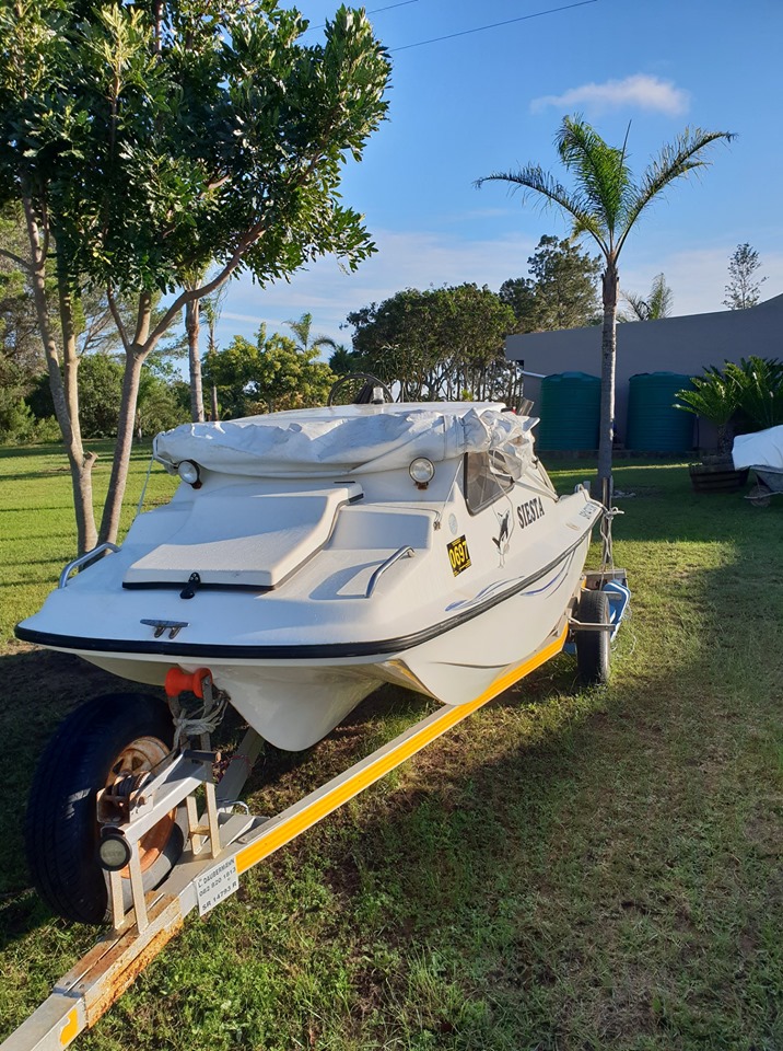 Cabin boat with cathedral hull for sale | Junk Mail