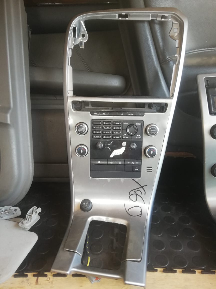 VOLVO XC60 CENTER PANEL FOR SALE (DELIVERY AVAILABLE COUNTRY WIDE) - Private Seller