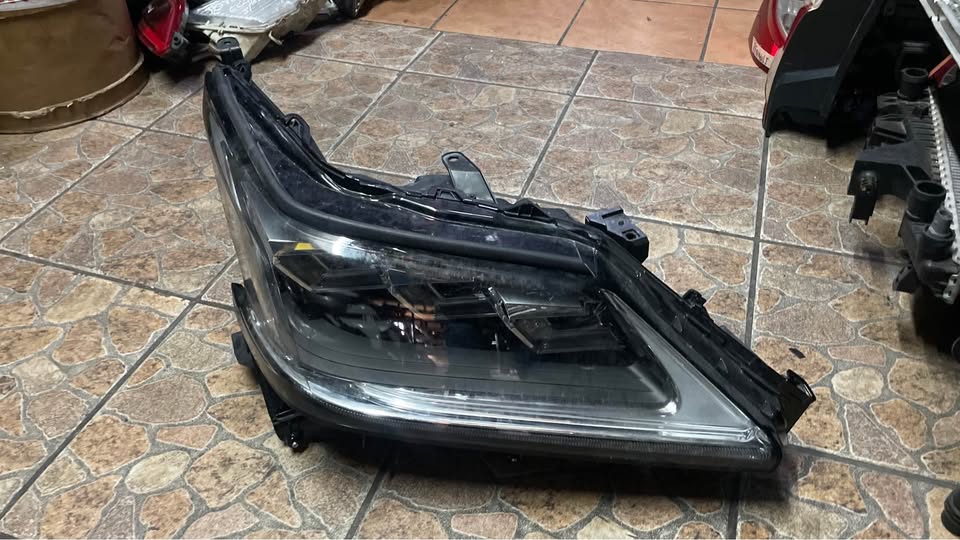 Lexus LX570 LED HEADLIGHT 2016/21 - Private Seller