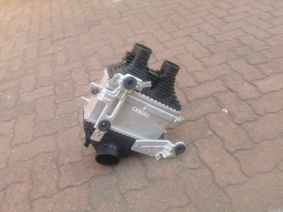 BMW F82, F80, F83 and F86 M4 oil cooler - Private Seller
