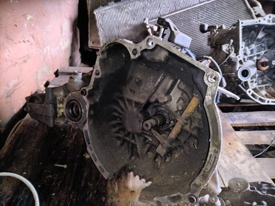 Hyundai Elantra j2 gearbox - Private Seller Hyundai Elantra j2 gearbox - Private Seller