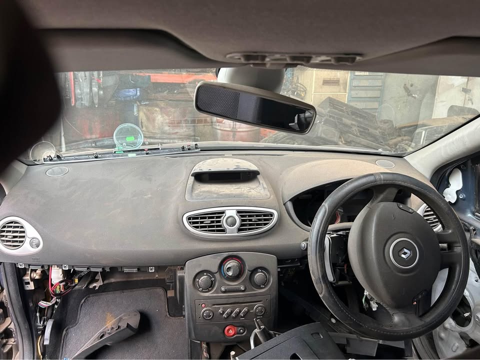 Renault Clio 3 Dashboard For Sale @Circle 7 Used Parts Call Or WhatsApp - Private Seller