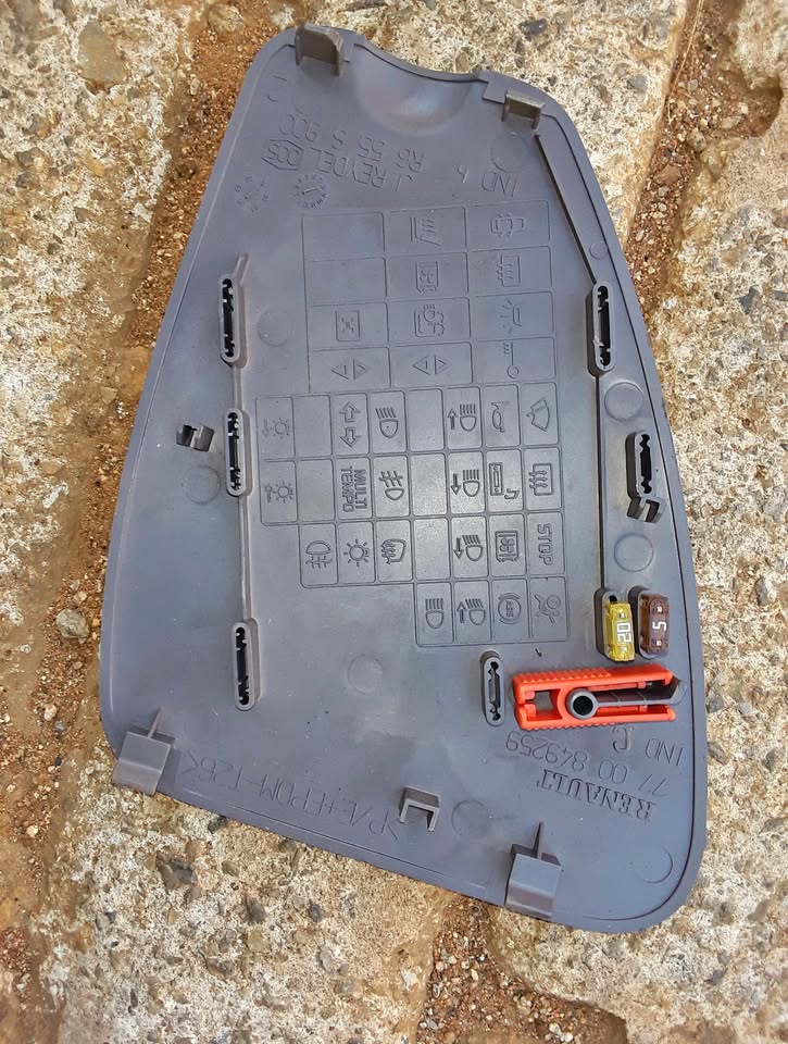 RENAULT CLIO FUSE BOX COVER - Private Seller RENAULT CLIO FUSE BOX COVER - Private Seller