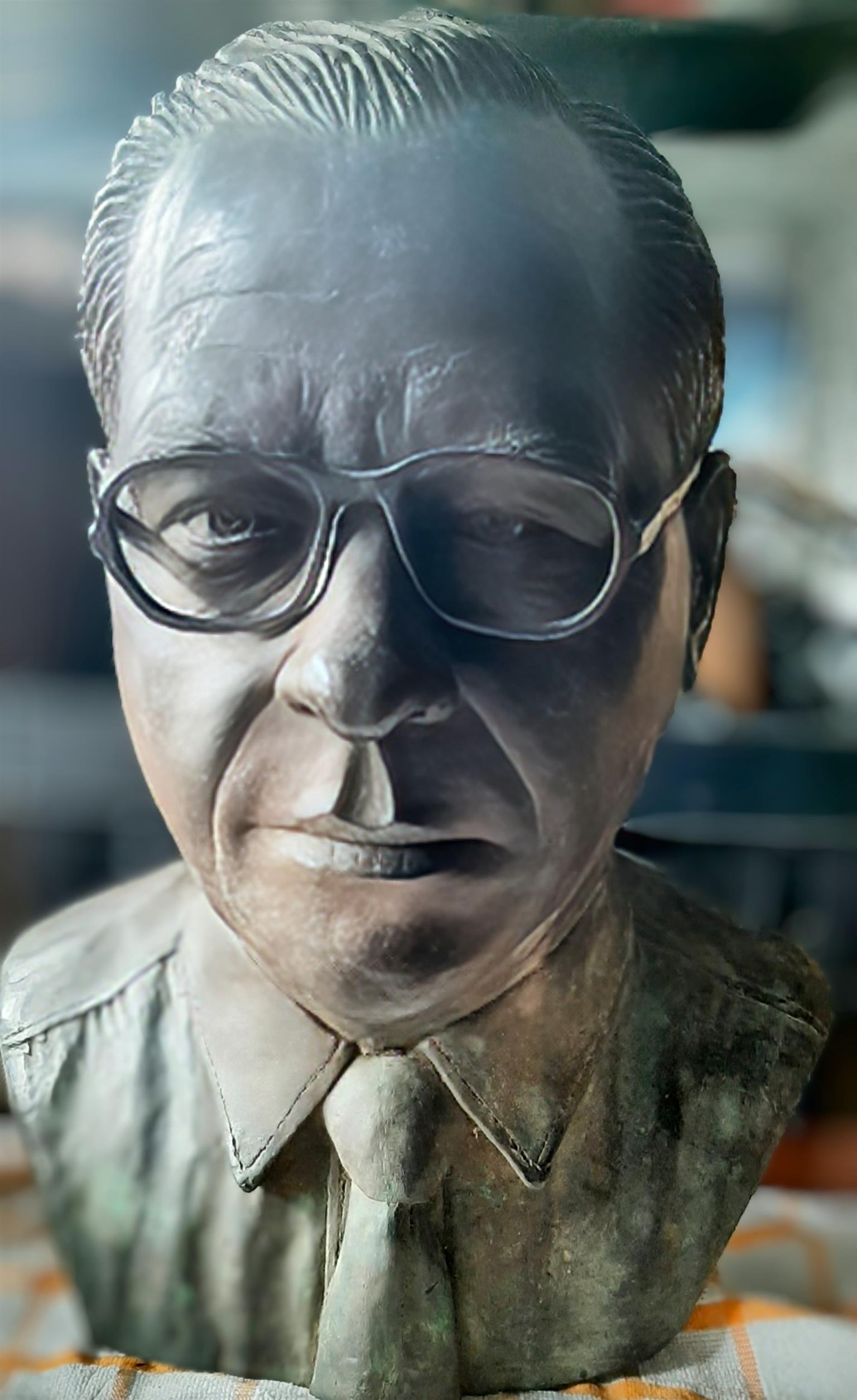 Solid bronze bust Hennie du toit 1985