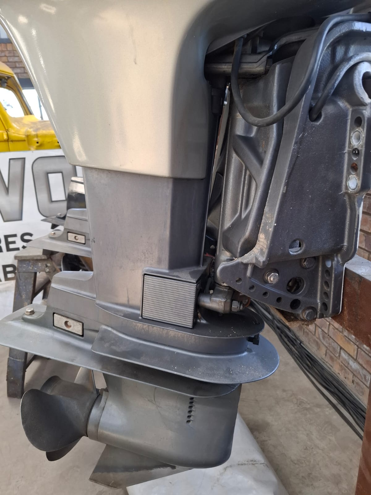 2x 90HP MARINER TRIM AND TILT OUTBOARD MOTORS