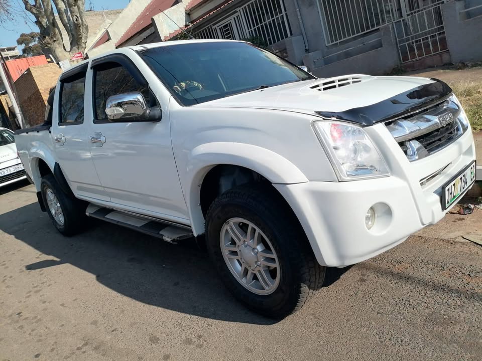 2012 ISUZU KB300 DTEQ DOUBLE CAB WITH SERVICE BOOK AND SPARE KEYS