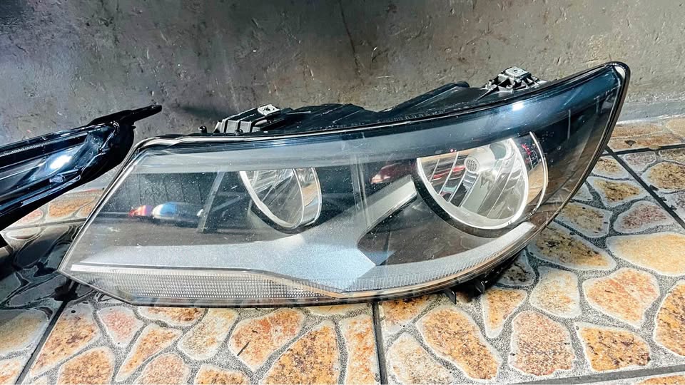 VW Tiguan Headlight