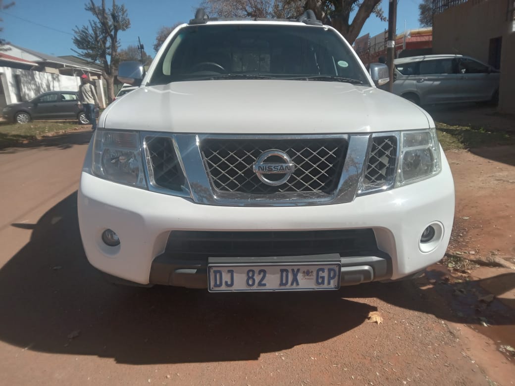 Used 2014 Nissan Navara 2.5dCi double cab 4x4 titanium - Private Seller Used 2014 Nissan Navara 2.5dCi double cab 4x4 titanium - Private Seller