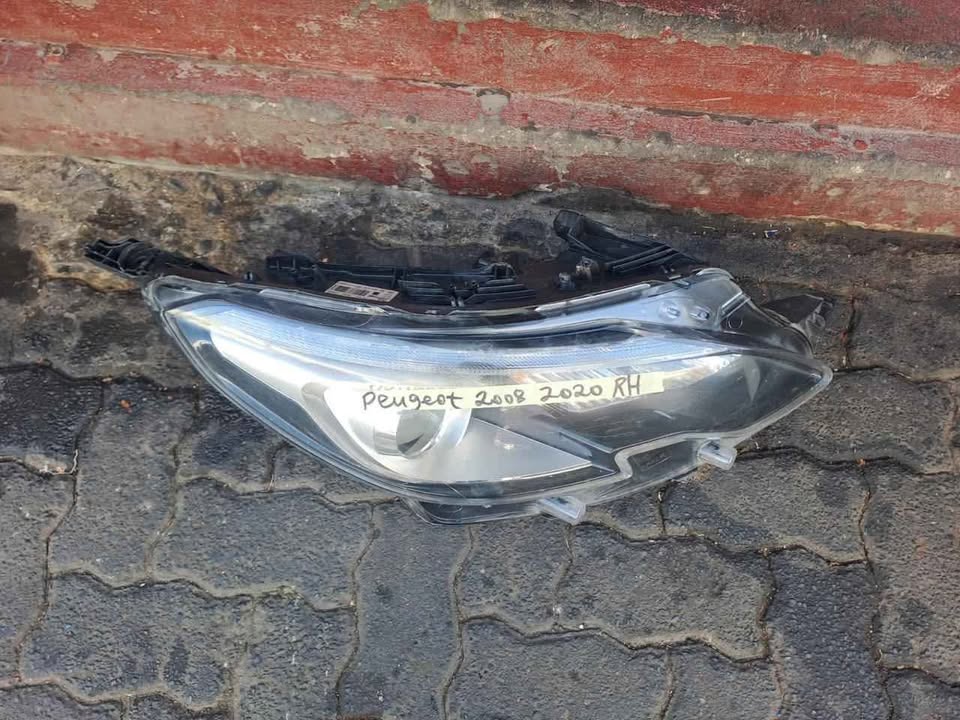 Peugeot 2008 Headlight Rightside. - Private Seller Peugeot 2008 Headlight Rightside. - Private Seller