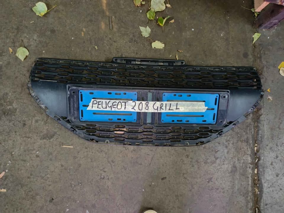 Peugeot 208 front grill - Private Seller Peugeot 208 front grill - Private Seller