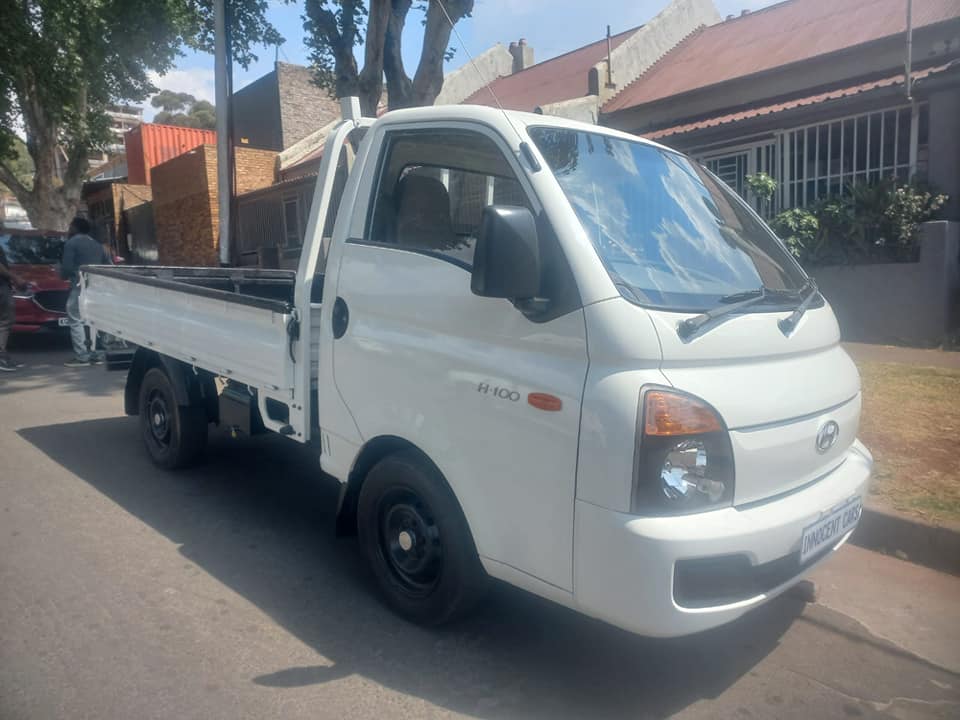 2018 HYUNDAI H100 BAKKIE 2.6 DIESEL, MANUAL, WHITE COLOR, MILEAGE 85000KMS