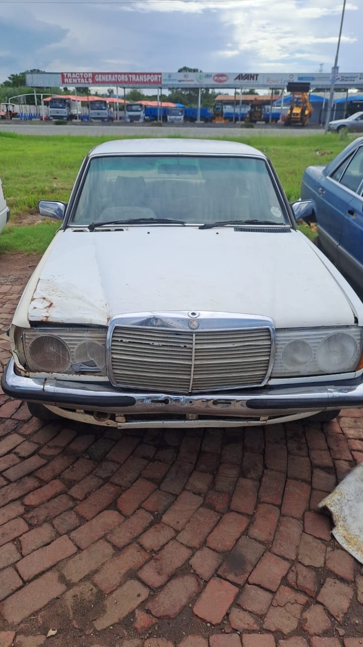 W123  200 available for stripping for parts - Private Seller