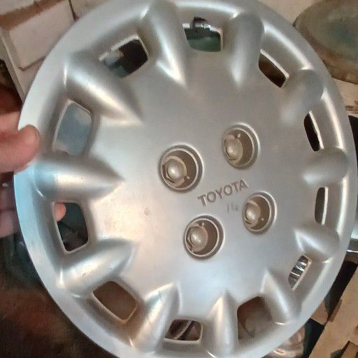 Corolla, wheel cap - Private Seller Corolla, wheel cap - Private Seller