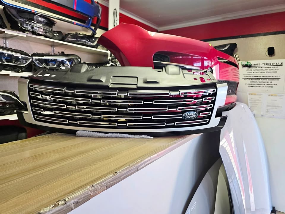 2024 RANGE ROVER VOGUE L460 FRONT MAIN GRILL IN A PRISTINE CONDITION FOR SALE - Private Seller 2024 RANGE ROVER VOGUE L460 FRONT MAIN GRILL IN A PRISTINE CONDITION FOR SALE - Private Seller